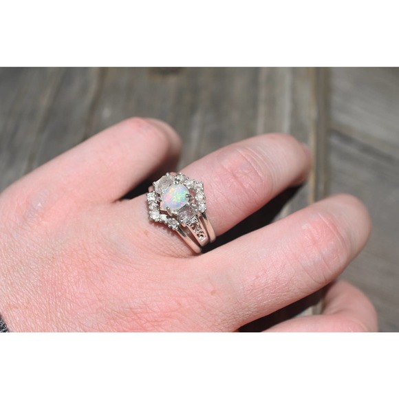 Opal Engagement ring set, raw stone ring, alternative engagement ring, u… - Picture 5 of 6